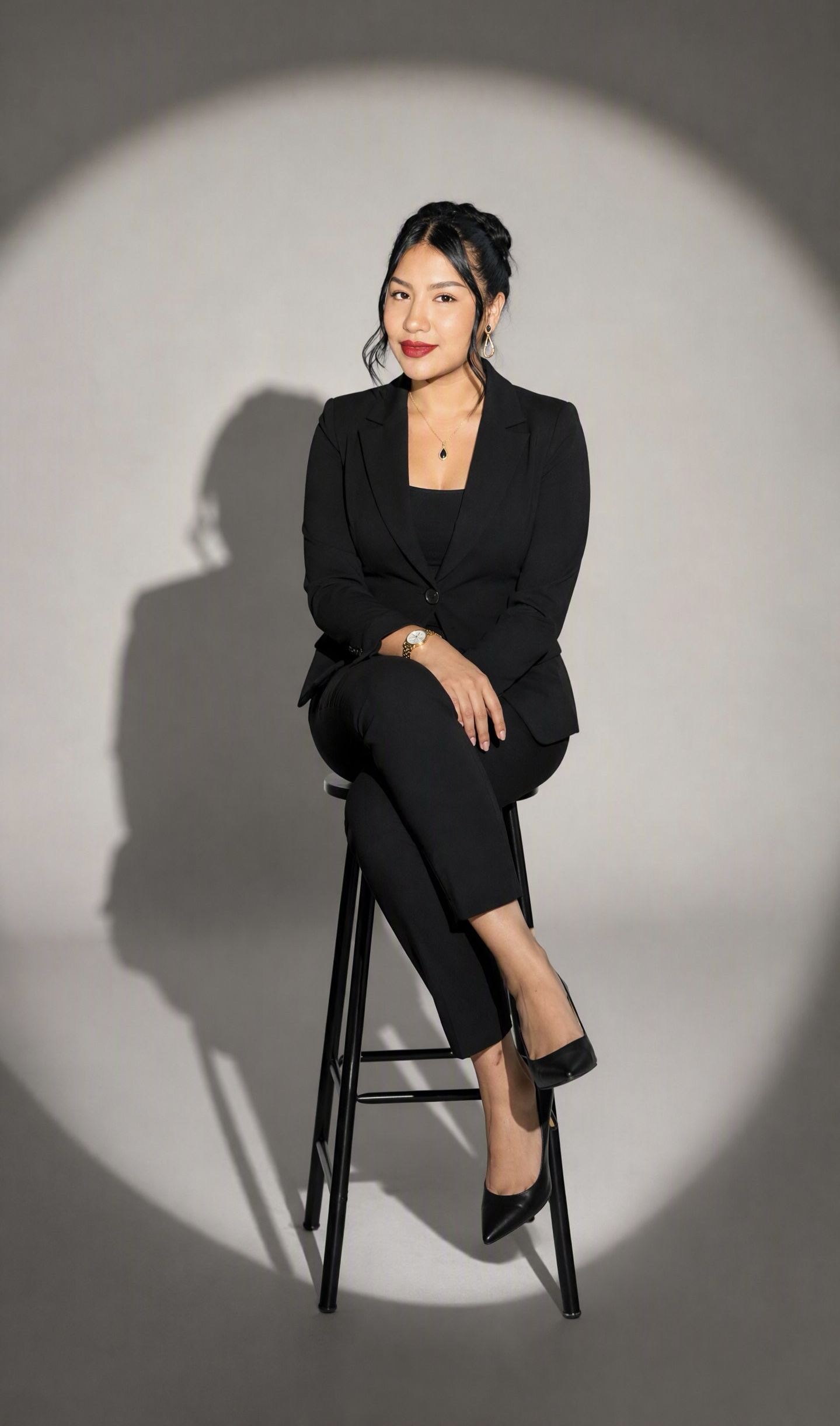Clienta con look elegante sentada en el estudio
